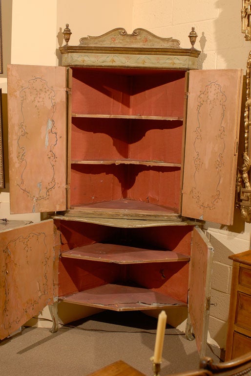 18th century Italian Painted Corner Cabinet For Sale 3