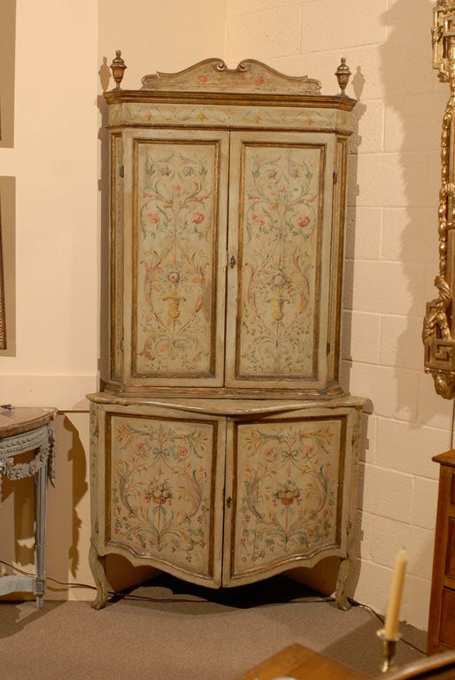 18th century Italian Painted Corner Cabinet For Sale 5