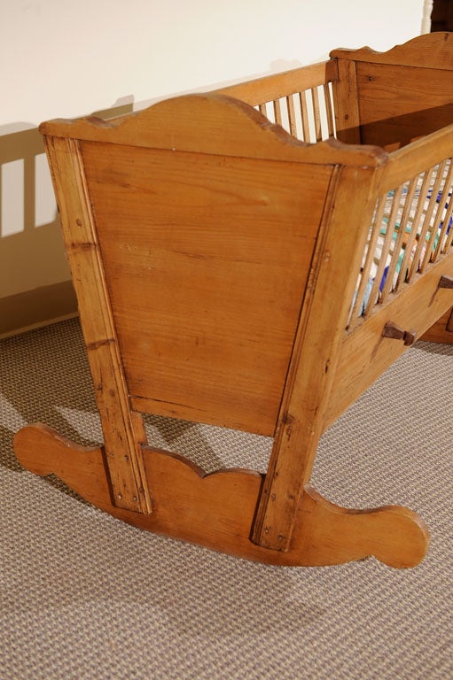 Rocking Cradle In Excellent Condition In Baltimore, MD