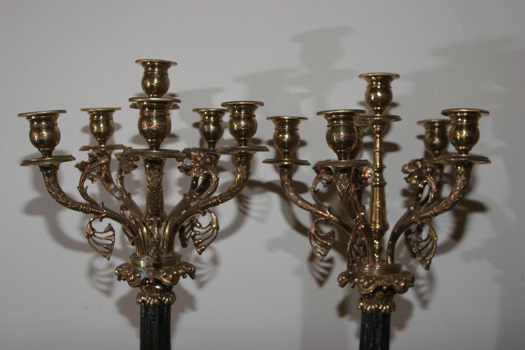 Una coppia di candelabri Impero Francia In condizioni buone in vendita a New York, NY