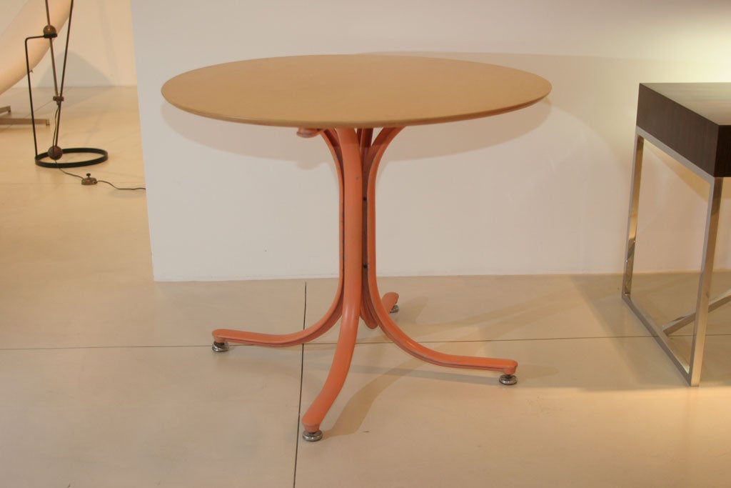 Pierre Paulin<br />
Table with wood MDF top and a lacquered aluminum base