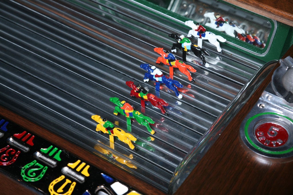 A Bakers Pacers Horse Race slot machine In Excellent Condition For Sale In Miami, FL