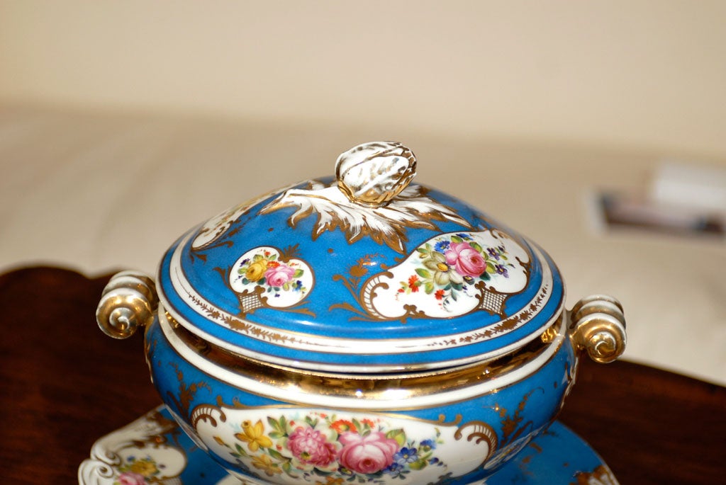 French Blue Soup Tureen with its Platter Adorned with Floral Décor, circa 1880 In Good Condition In Atlanta, GA