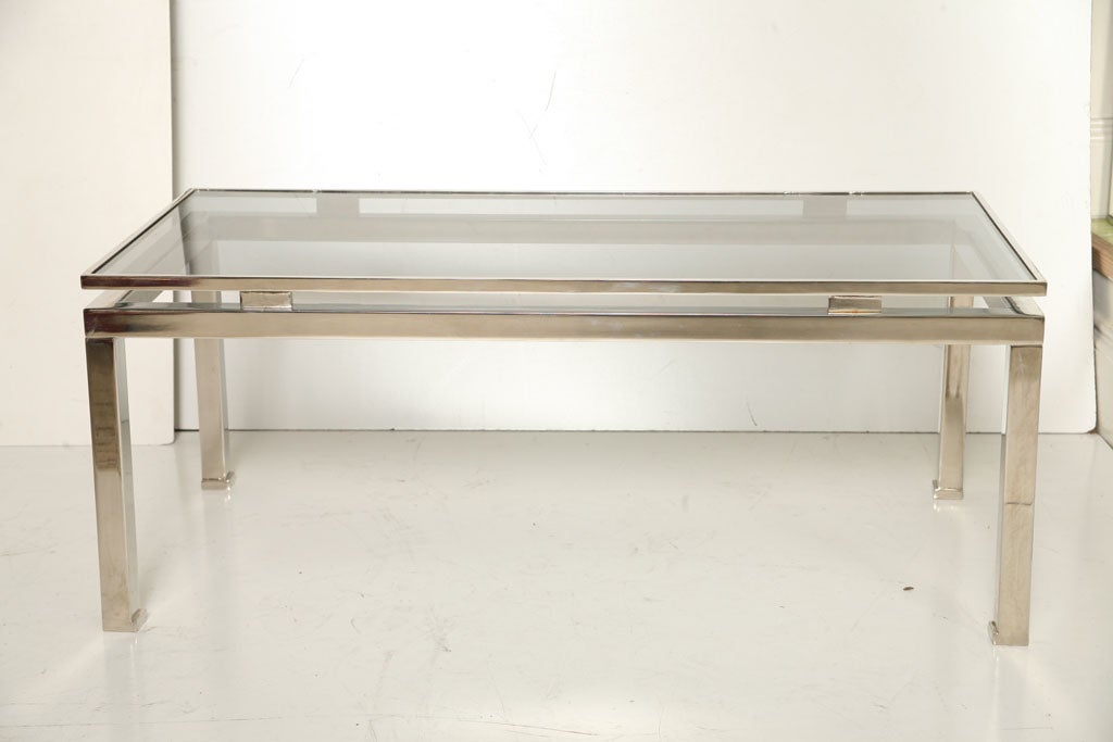 Schönes Paar Couchtisch oder Beistellsofa hergestellt von Guy Lefevre für Maison Jansen .
Nickel  plattiert und Rauchglasplatte