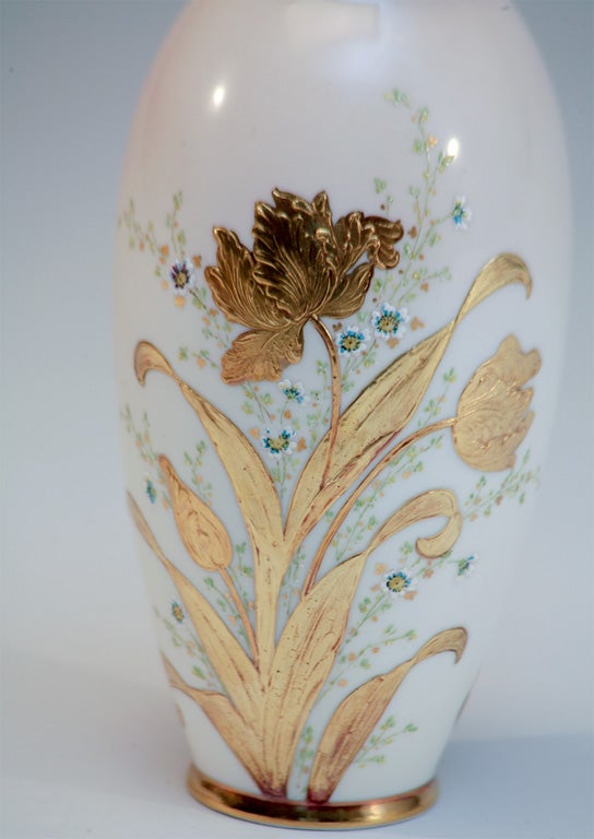 Américain Vase Lenox peint à la main avec de la pâte d'or en relief et des tulipes, CAC/ Ceramic Art Company en vente