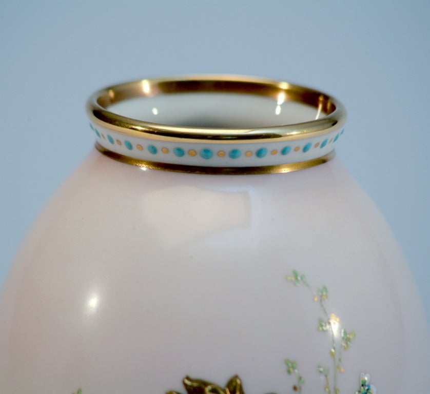CAC/ Ceramic Art Company Lenox handbemalte Vase mit erhabenen, goldfarbenen Tulpen im Zustand „Hervorragend“ im Angebot in Great Barrington, MA