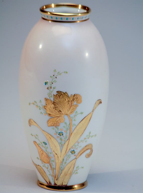 Porcellana CAC/ Ceramic Art Company Vaso Lenox's Ceramic Art Company dipinto a mano con tulipani in oro inciso in vendita
