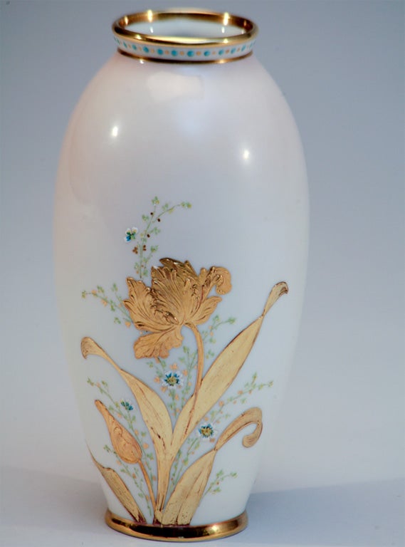 CAC/ Ceramic Art Company Lenox handbemalte Vase mit erhabenen, goldfarbenen Tulpen (Porzellan) im Angebot