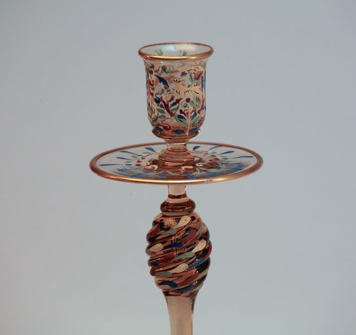 Ensemble de quatre pièces de centre de table en verre topaze soufflé à la main avec décor en émail peint à la main. Cet ensemble comprend l'assiette inférieure qui peut être utilisée séparément comme assiette à gâteau ou placée sur un support comme