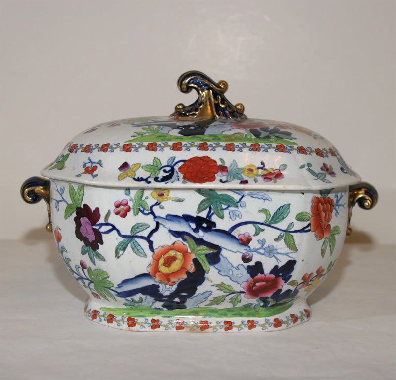 AN IRONSTONE COVERED SOUP TUREEN. ENGLISH, CIRCA 1835