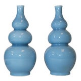 A PAIR OF KANGXI STYLE PORCELAIN VASES. CHINESE, 19th CENTURY