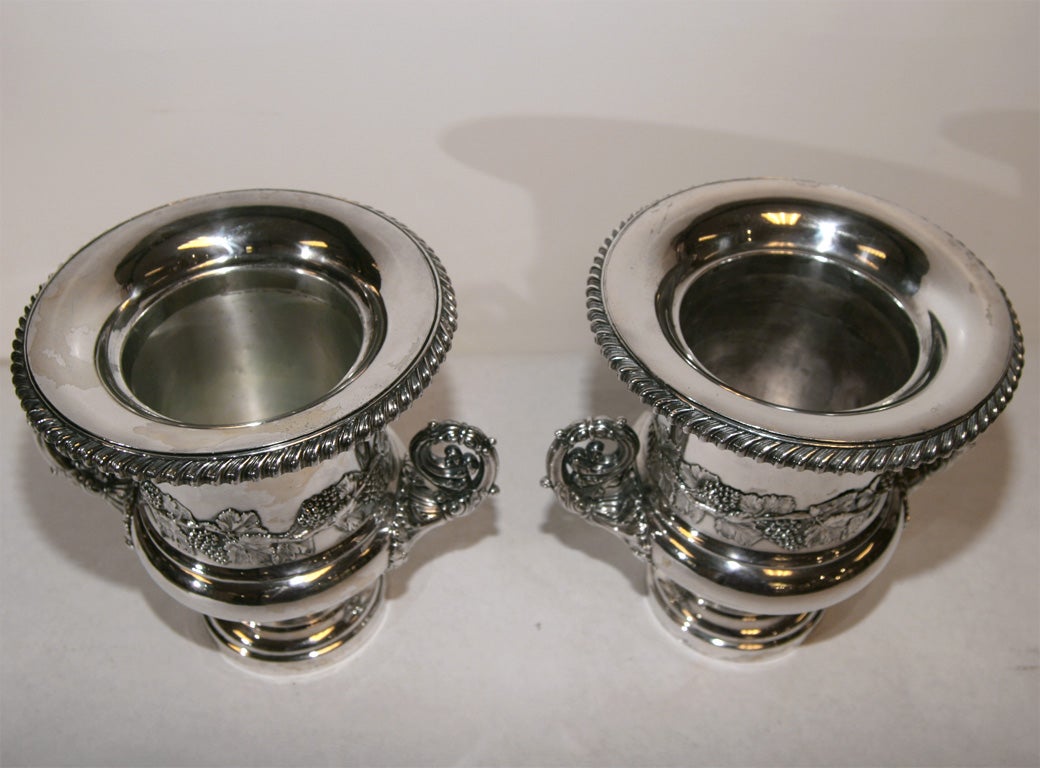 A PAIR OF SHEFFIELD PLATE WINE COOLERS. ENGLISH, C.1825
