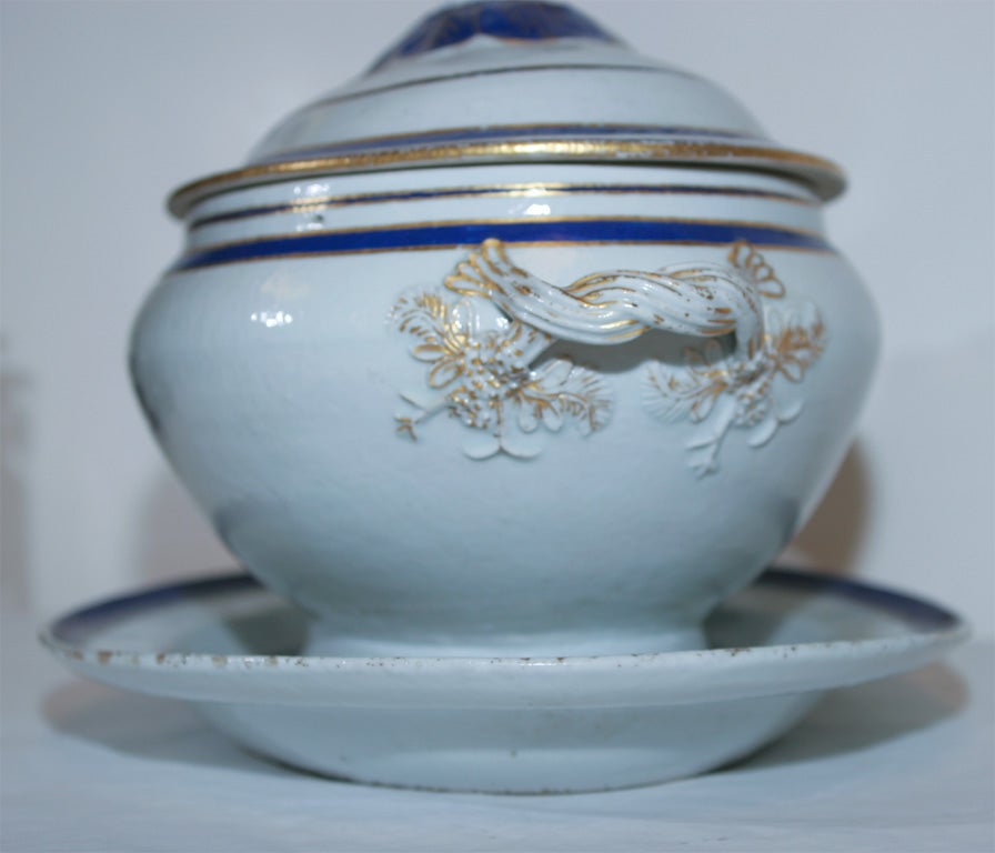 18th Century and Earlier A CHINESE EXPORT SOUP TUREEN AND ASSOCIATED STAND. C. 1795 For Sale