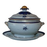 A CHINESE EXPORT SOUP TUREEN AND ASSOCIATED STAND. C. 1795