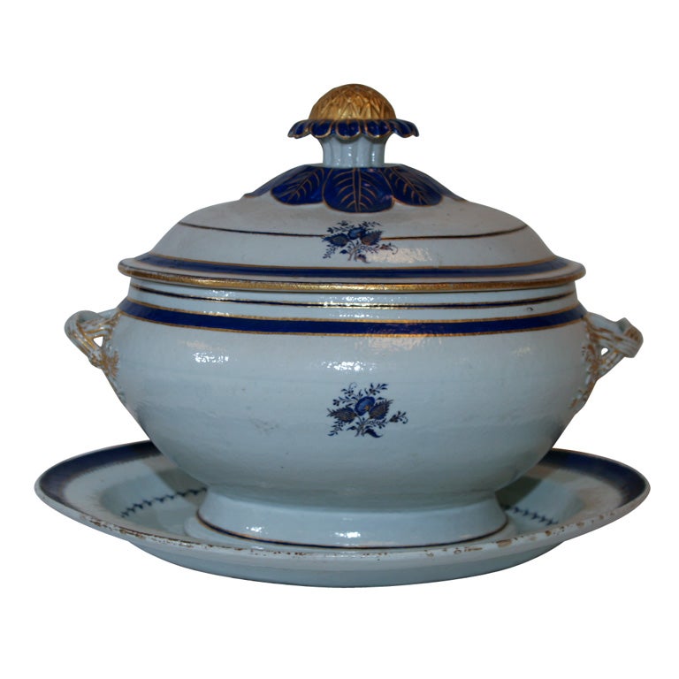 A CHINESE EXPORT SOUP TUREEN AND ASSOCIATED STAND. C. 1795 For Sale