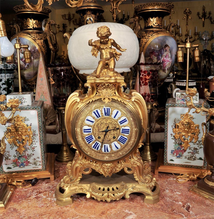 Pendule de cheminée ancienne de style Louis XV en bronze doré