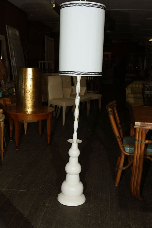 Mid-century modern shapely white painted metal floor lamp with cylindrical shade. Measures: Shade is 21