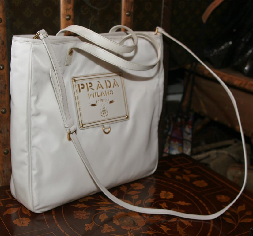 Prada In Excellent Condition In Water Mill, NY