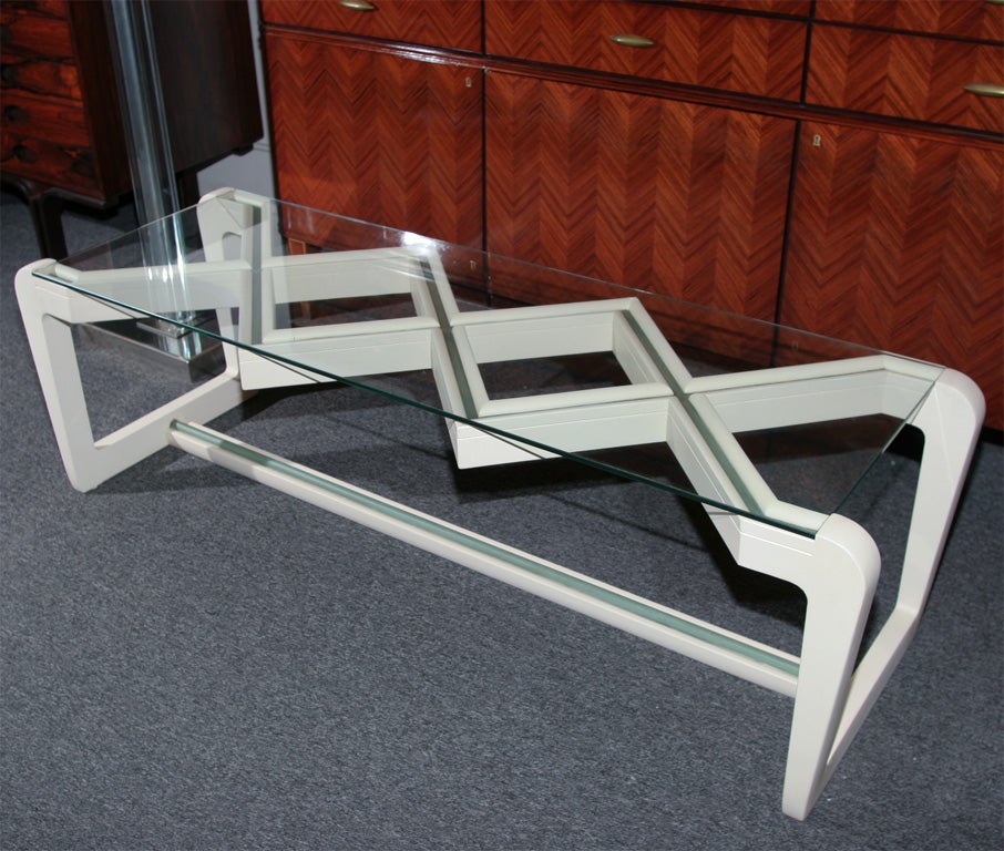 Stunning white and green lacquered gesso cocktail table, made by Osvaldo Borsani in 1940 in Milan. Unusual Art Deco modernest form, good size and great quality. Signed.
 