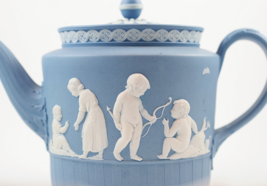 Wedgwood Blue & White Jasper Teapot In Excellent Condition For Sale In New York, NY