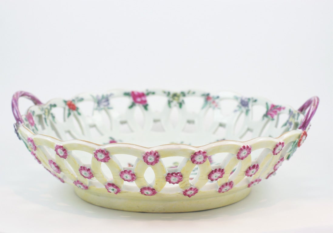 First Period Worcester Porcelain Yellow Ground Basket In Good Condition For Sale In New York, NY