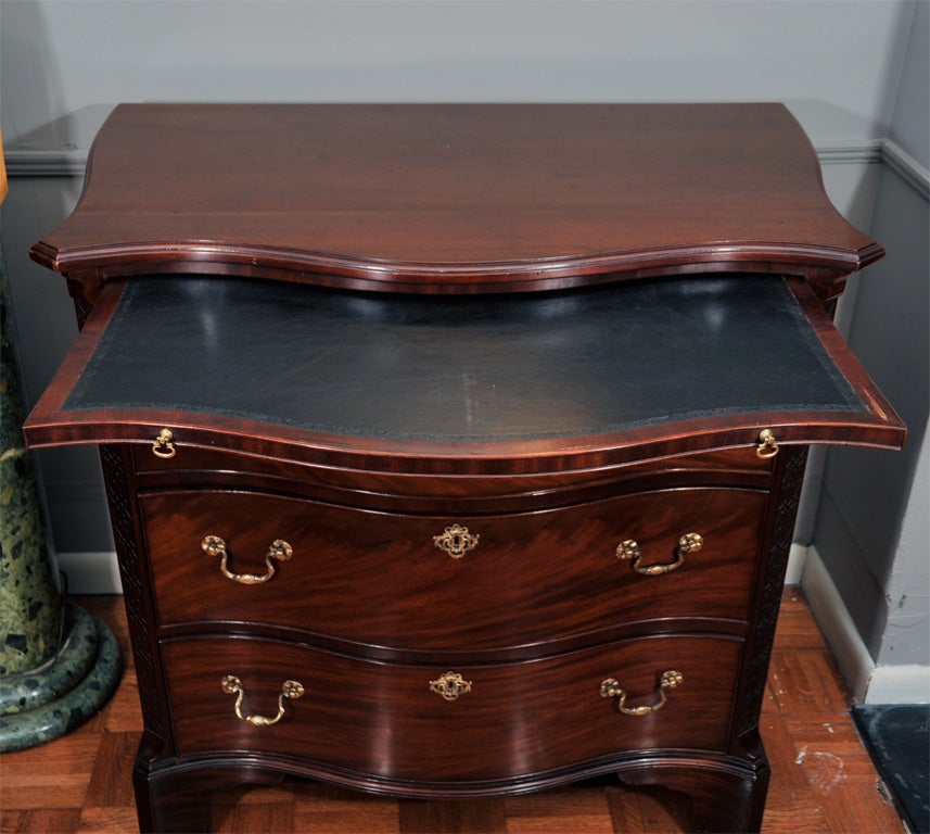 English 18th Century Mahogany Serpentine Chest of Drawers For Sale