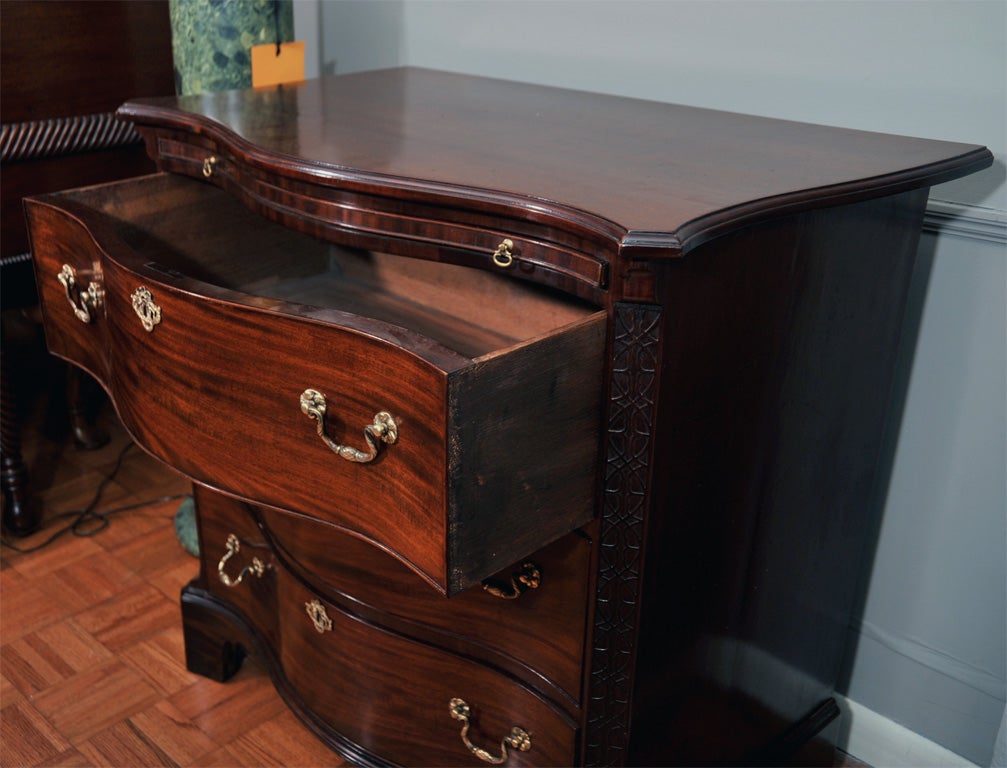 18th Century Mahogany Serpentine Chest of Drawers In Excellent Condition For Sale In New York, NY
