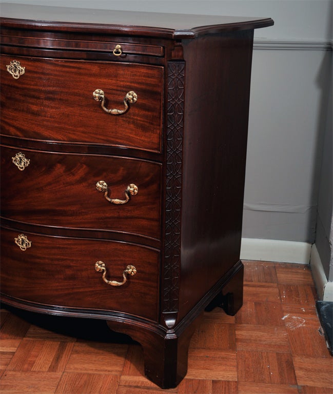 18th Century and Earlier 18th Century Mahogany Serpentine Chest of Drawers For Sale