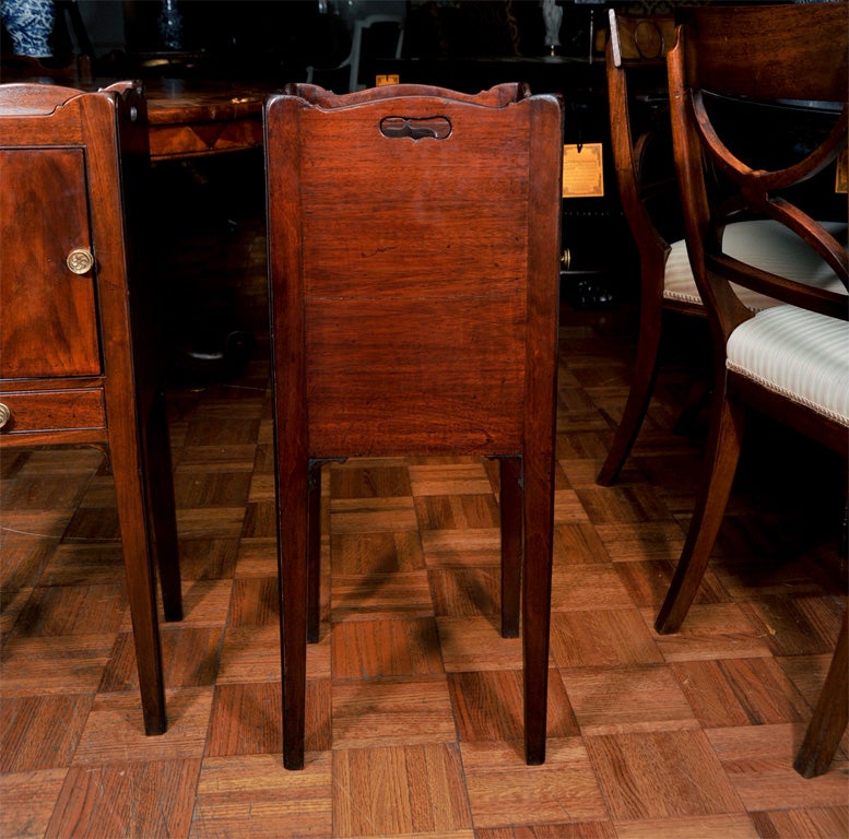 Pair of Georgian Mahogany Pot Cupboards In Excellent Condition For Sale In New York, NY