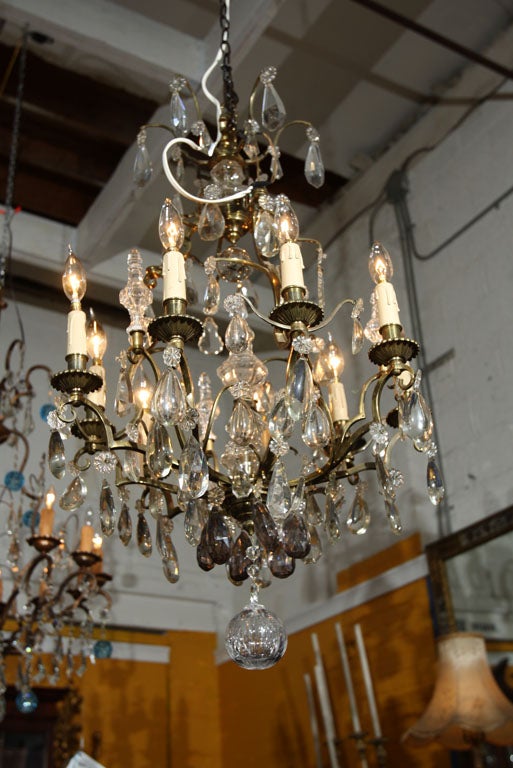 Metà XX secolo Lampadario in bronzo e cristallo in vendita