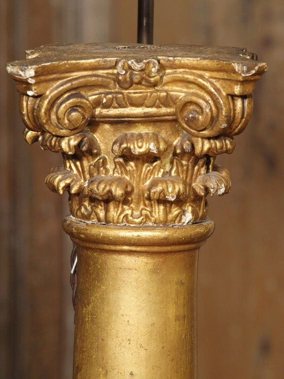 Paar vergoldete Säulen aus dem späten 19. Jahrhundert, die zu Lampen verarbeitet wurden und auf Stahlsockeln stehen (Geschnitzt) im Angebot