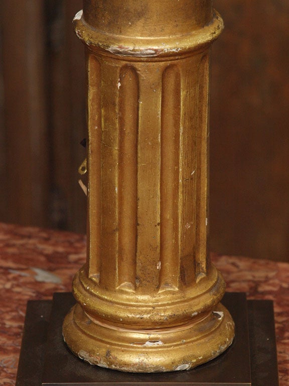 Paar vergoldete Säulen aus dem späten 19. Jahrhundert, die zu Lampen verarbeitet wurden und auf Stahlsockeln stehen im Zustand „Gut“ im Angebot in New Orleans, LA