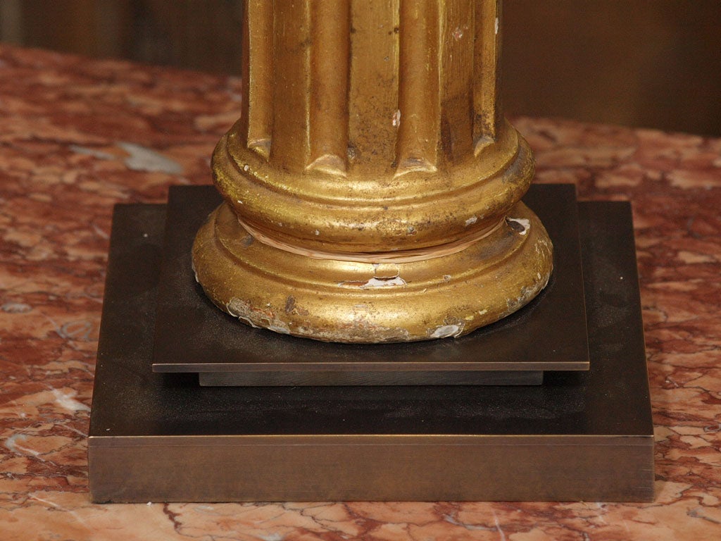 Paar vergoldete Säulen aus dem späten 19. Jahrhundert, die zu Lampen verarbeitet wurden und auf Stahlsockeln stehen (Eisen) im Angebot