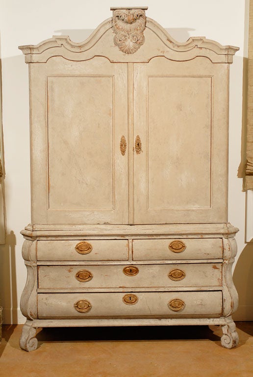 Dutch Rococo 1790s Painted Linen Press with Carved Crest, Doors and Bombé Chest 5