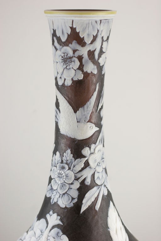Important Thomas Webb & Sons Cameo Glass vase In Excellent Condition For Sale In New York, NY