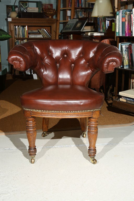 Circa 1870. Offered here is a very handsome Victorian to Edwardian era leather 