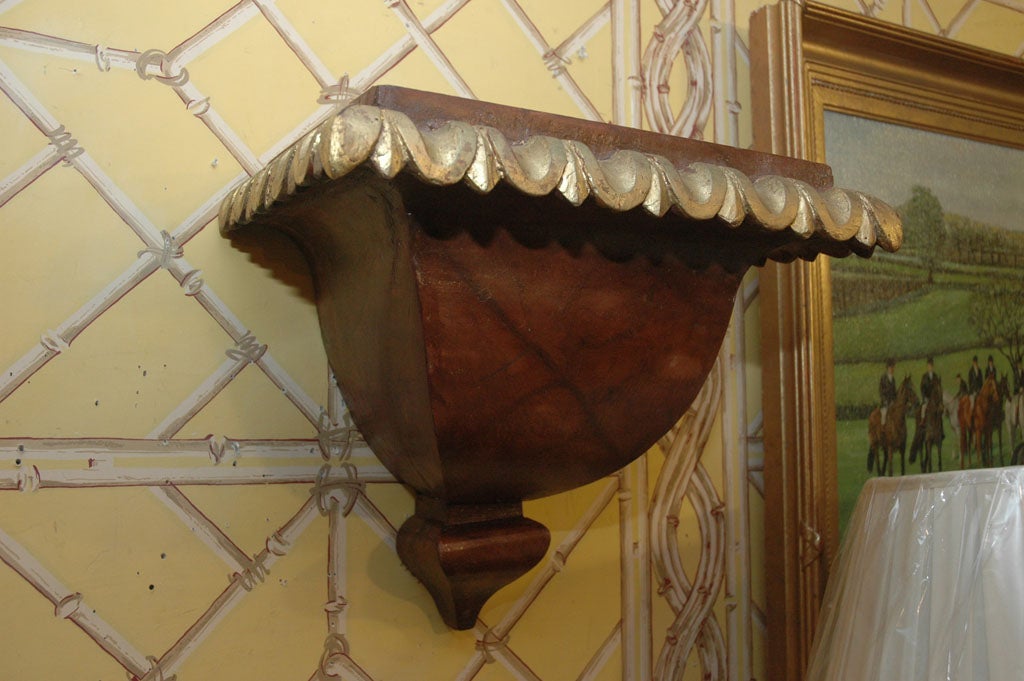 Anglais Paire de supports muraux anglais peints et dorés du 18ème siècle en vente
