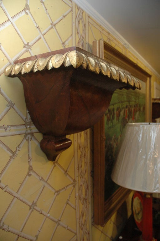Paire de supports muraux anglais peints et dorés du 18ème siècle en vente 1