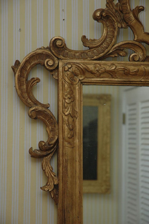 Doré Miroir en bois doré vénitien italien du XIXe siècle en vente