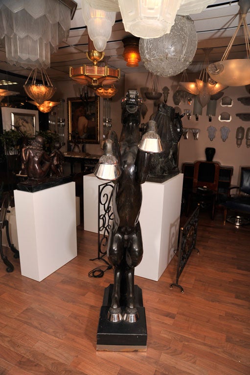 Paire de figurines monumentales de chevaux électrifiées de la Maison Jansen en vente 1