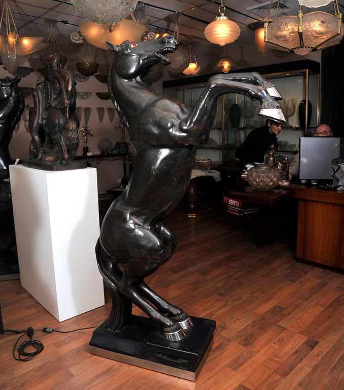 Paire de figurines monumentales de chevaux électrifiées de la Maison Jansen en vente 3