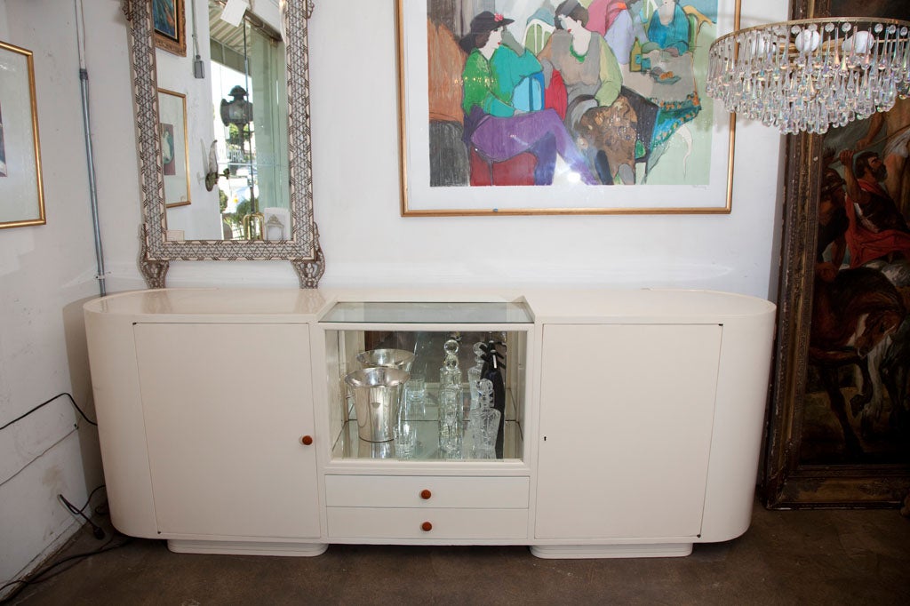ART DE  ITALIAN SIDEBOARD IVORYLACQUER WITH A CENTRAL GLASS BAR