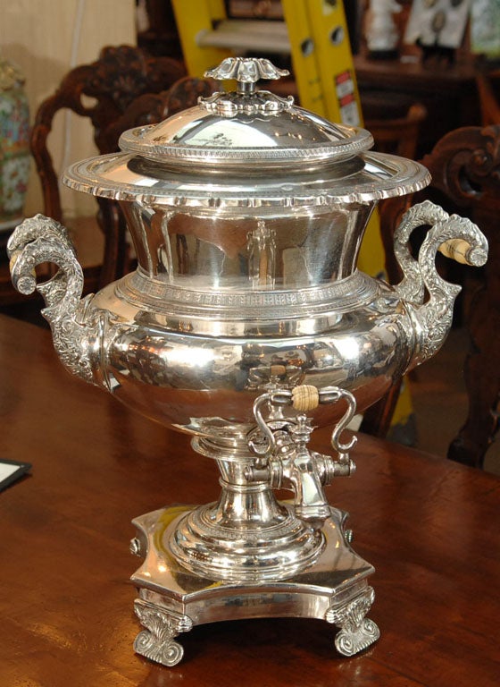 Urna de té plateada