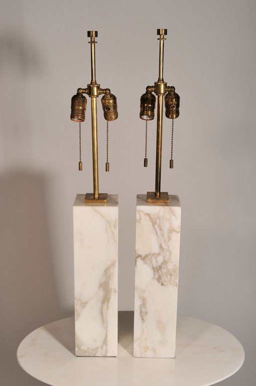 A pair of Minimalist tables lamps in Calcutta Gold marble with brass fittings by T.H. Robsjohn-Gibbings for Hansen, NYC. U.S.A., circa 1950.
