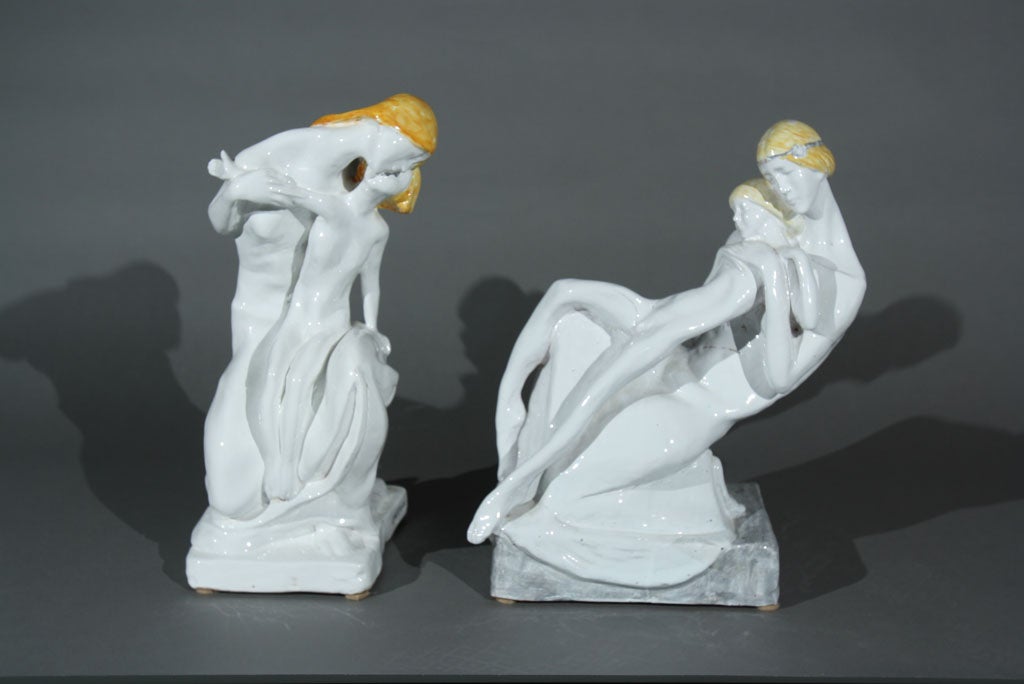 Due figure scultoree in stile Artistics dell'importante artista italiano Enrico Mazzolani.  L'artista è ampiamente rappresentato in molte collezioni museali. Prezzo a parte.