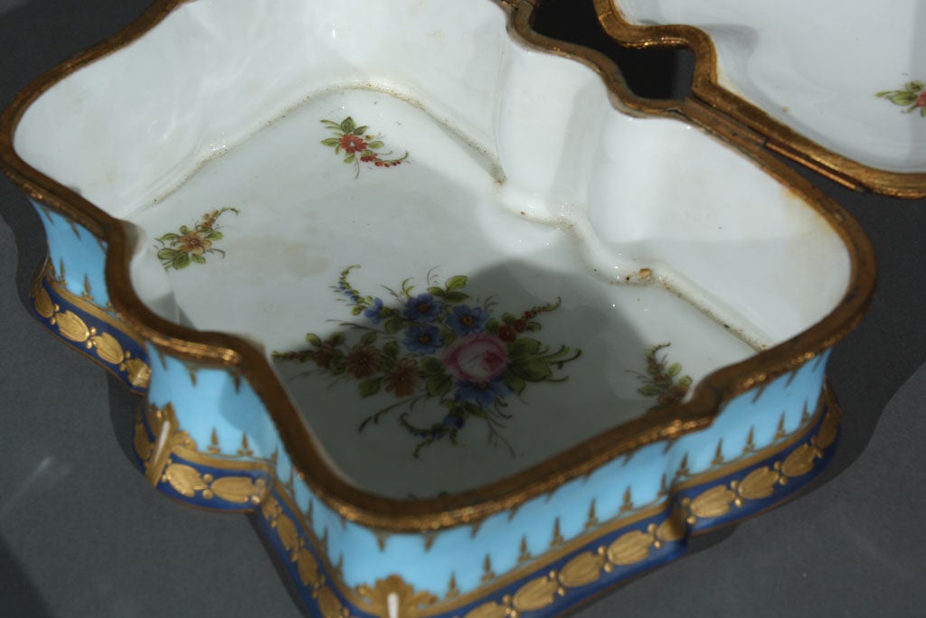 Porcelaine Boîte peinte Sèvres en vente