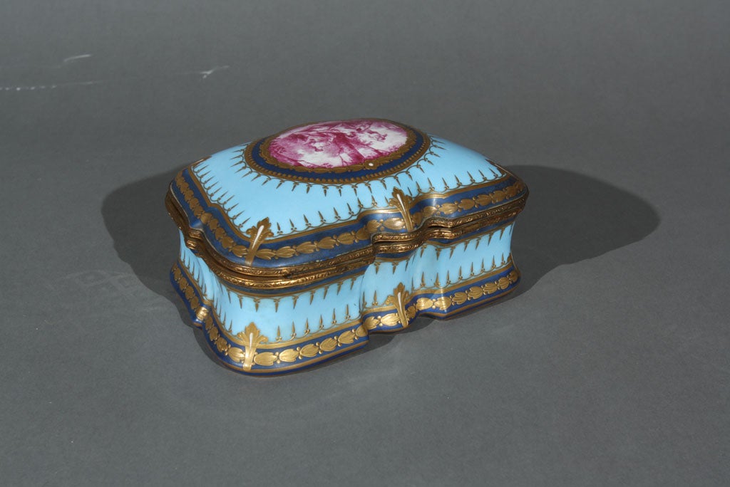 Boîte peinte Sèvres en vente 2