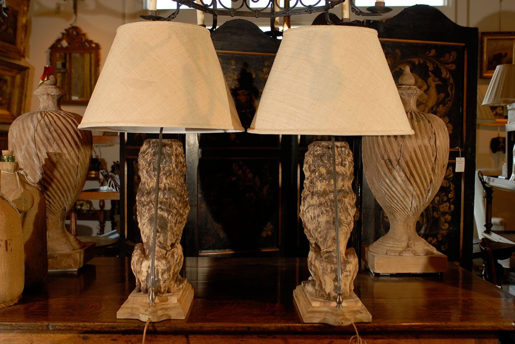 XIXe siècle Paire de lampes de bureau en bois sculpté en forme de lion assise, vers 1880, avec abat-jour Empire en vente