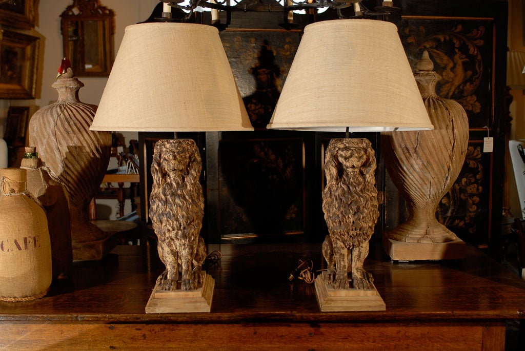 Paar geschnitzte Löwen-Tischlampen aus Holz, um 1880, mit Empire-Schirmen im Angebot 3