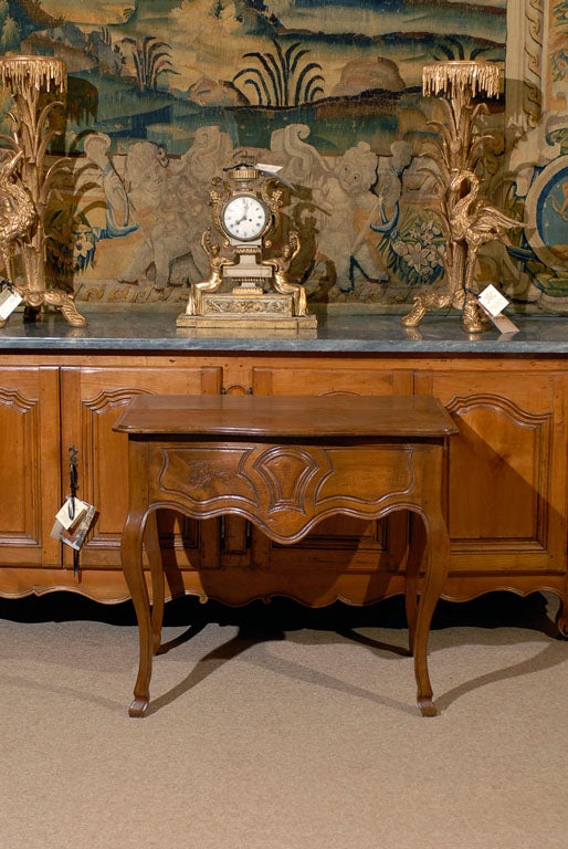 Ein Louis XV Konsolentisch aus Nussbaum mit geschnitztem Fries, Huffüßen und Seitenschublade - aus der Mitte des 18. Jahrhunderts und französischer Herkunft.

Viele weitere schöne Antiquitäten finden Sie in unseren Online-Galerien unter William